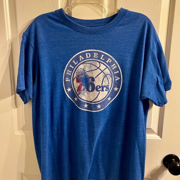 Fanatics Branded Distressed Philadelphia 76ers T-Shirt - Picture 1 of 1